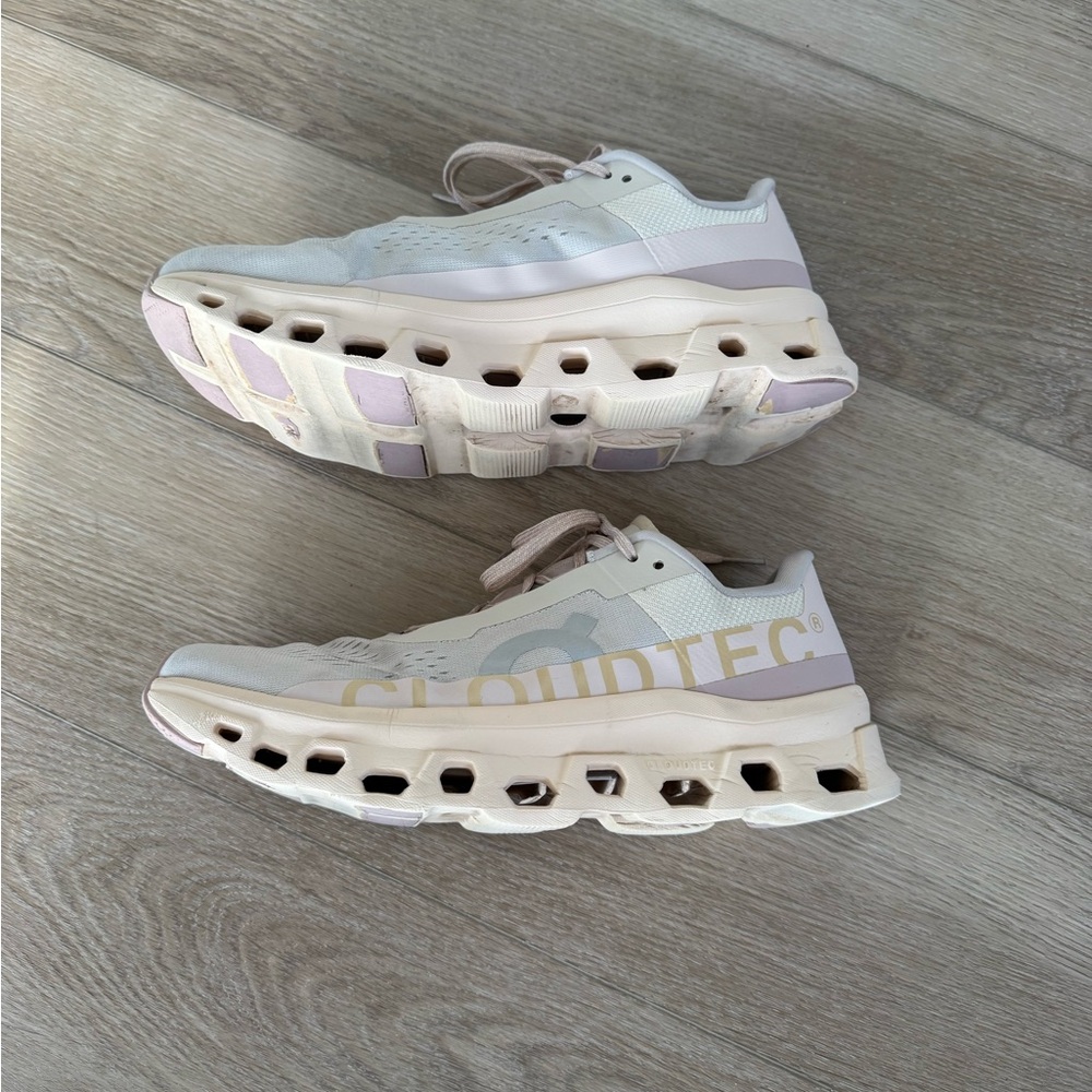 Women's On Cloudmonster Size 11 Moon/Fawn